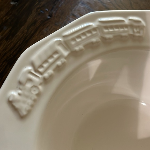 Pfaltzgraff Heritage White Collection sculpted serving bowl - Picture 3 of 3
